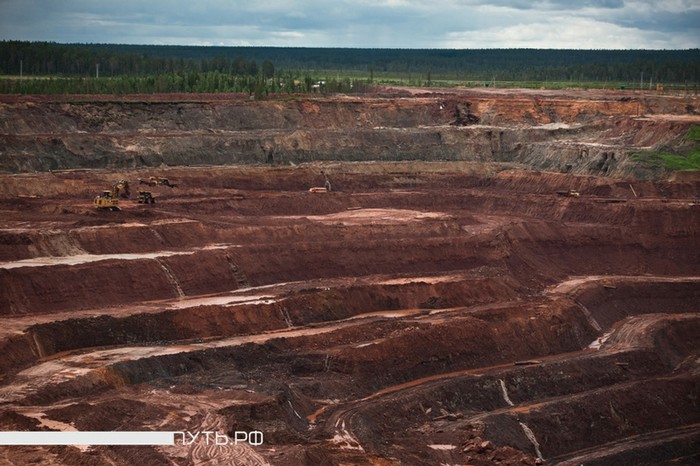 Mỏ Lomonosov được đào sâu xuống khoảng 100 mét. Cứ 1 triệu tấn đất đá khai thác được khoảng 100 kg kim cương thô.